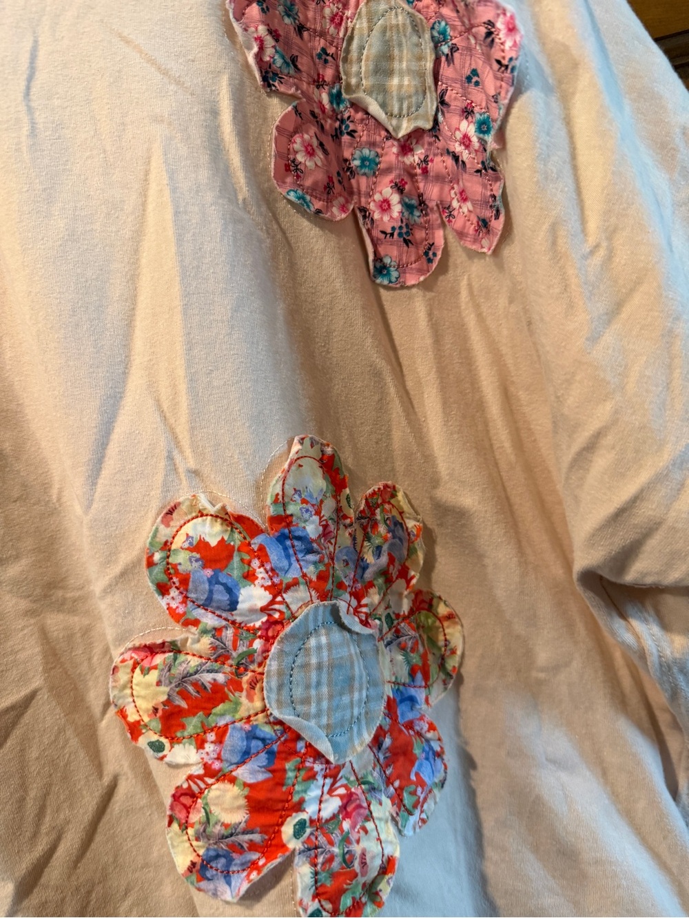 Easel oversized Embroidered Floral Appliqué Tee in Cream and Pink - Picture 2 of 3